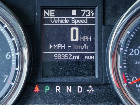 Used 2016 Chrysler Town & Country Touring FWD image 18