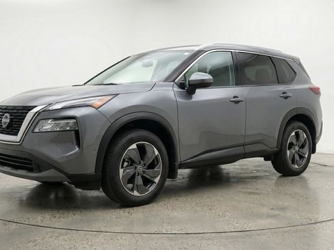 Used 2025 Nissan Rogue SV image 3