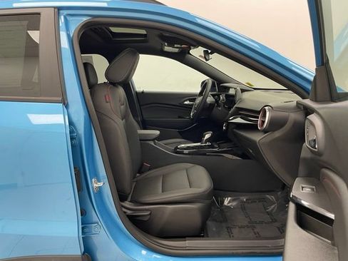 Used 2025 Chevrolet Trax RS w/ Sunroof Package FWD image 17