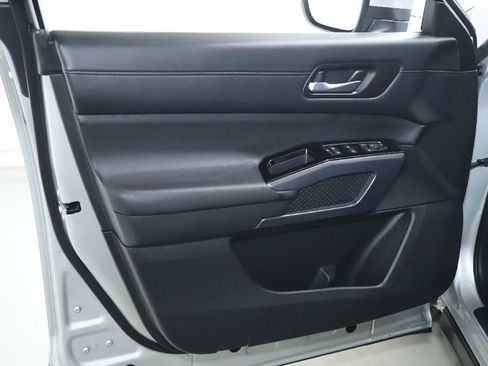 Certified 2025 Nissan Pathfinder SL image 16