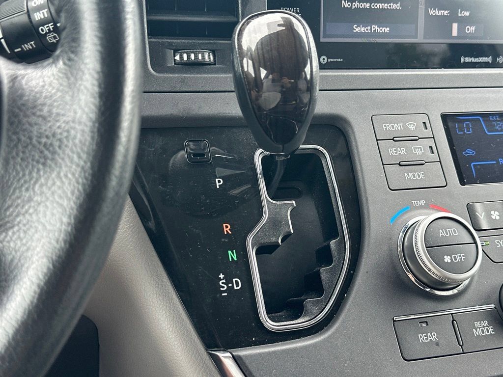 Used 2019 Toyota Sienna XLE w/ XLE Navigation Package FWD image 25
