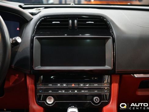 Used 2020 Jaguar F-PACE SVR image 24