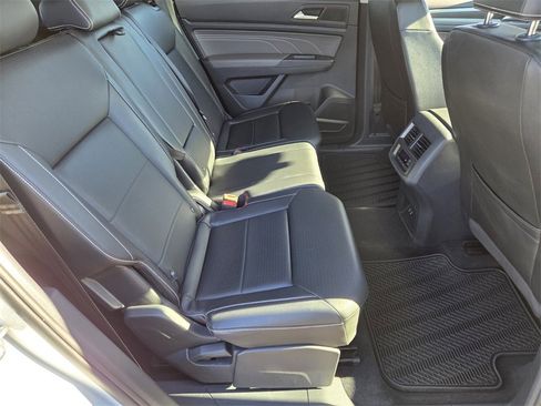 Used 2023 Volkswagen Atlas SE w/ Black Wheel Package image 11
