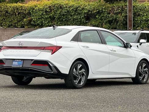 Used 2025 Hyundai Elantra SEL FWD image 5