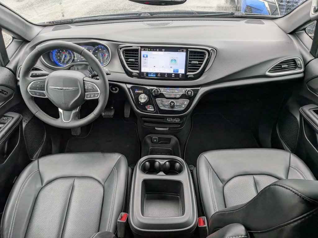 Used 2025 Chrysler Pacifica Select FWD image 14