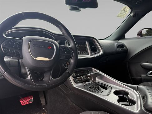 Used 2019 Dodge Challenger SXT image 2