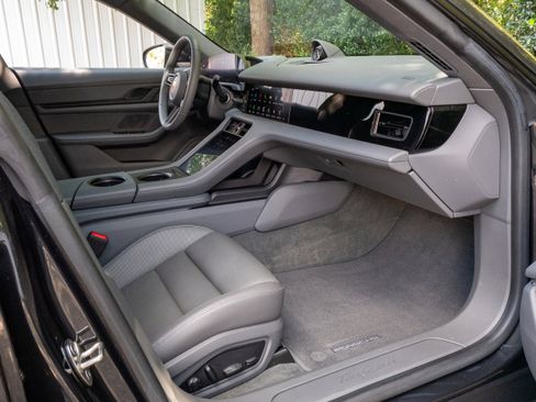 Used 2022 Porsche Taycan image 31