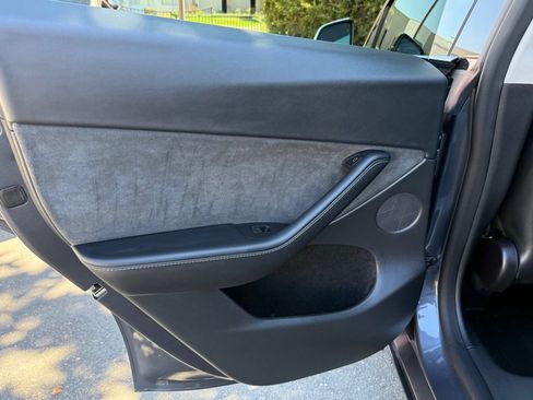 Used 2022 Tesla Model Y Long Range AWD/4WD image 23