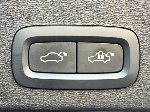 Used 2022 Volvo XC40 T5 Momentum image 13