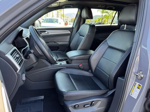 Certified 2022 Volkswagen Atlas Cross Sport SE w/ Panoramic Sunroof Package FWD image 17