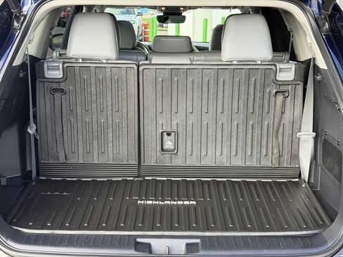 Used 2022 Toyota Highlander XLE image 9