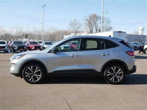 Used 2022 Ford Escape SE w/ SE Sport Appearance Package image 4