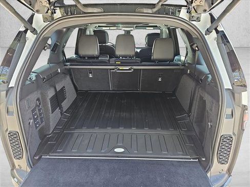 Certified 2024 Land Rover Discovery Dynamic SE image 7