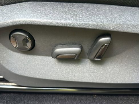 Used 2023 Volkswagen Tiguan SE w/ Panoramic Sunroof Package image 31