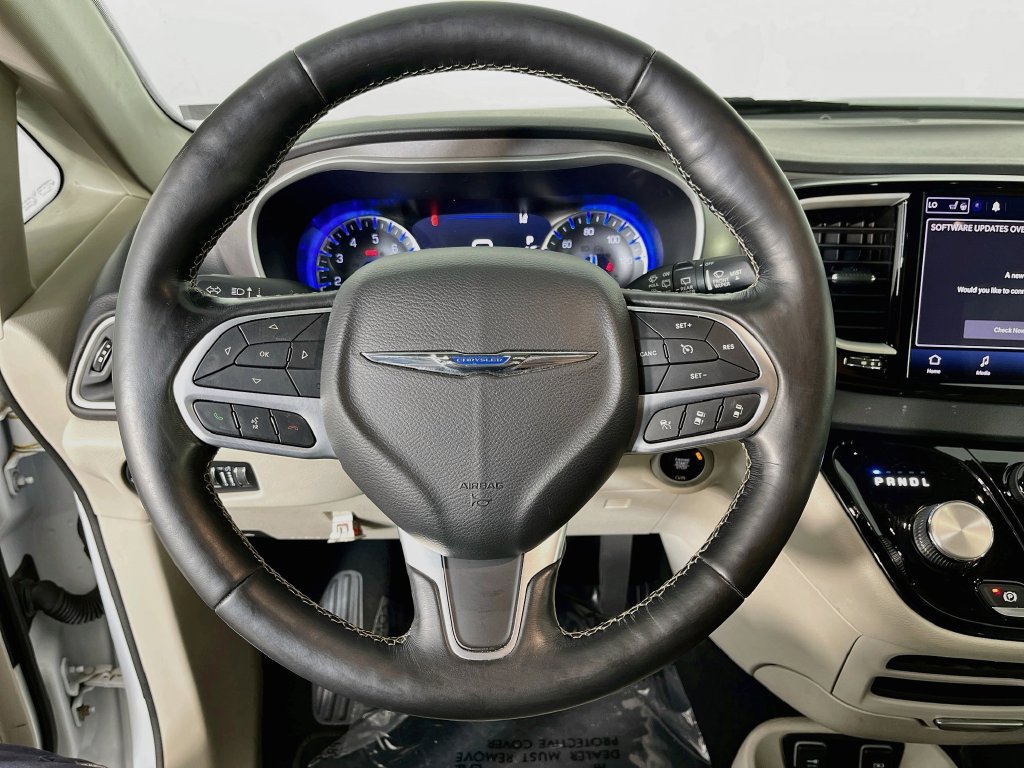 Used 2021 Chrysler Pacifica Touring-L FWD image 11