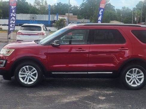 Used 2017 Ford Explorer XLT w/ Equipment Group 202A FWD image 3