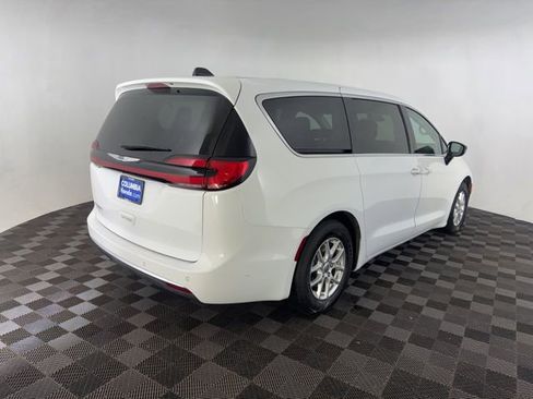 Used 2024 Chrysler Pacifica Touring-L image 6
