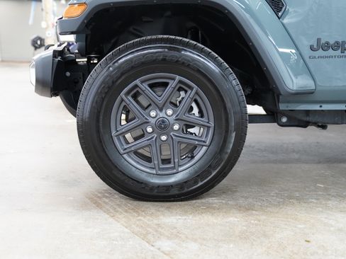Used 2025 Jeep Gladiator Sport AWD/4WD image 14