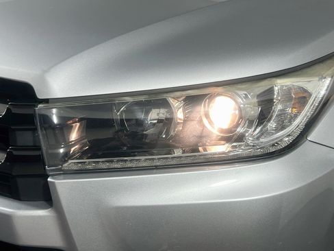 Used 2018 Toyota Highlander SE FWD image 11