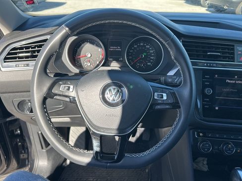 Used 2021 Volkswagen Tiguan SE w/ Panoramic Sunroof Package image 19