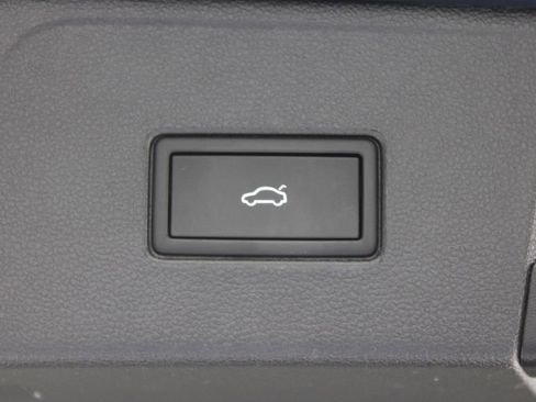 Used 2021 Volkswagen Atlas SE image 16