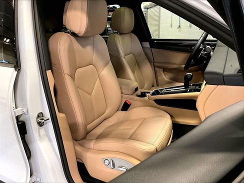 Used 2025 Porsche Macan image 12