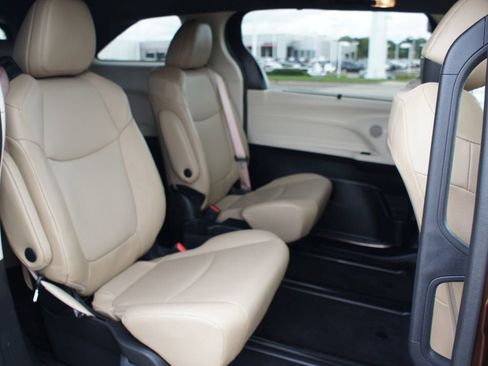 Used 2024 Toyota Sienna XLE image 25