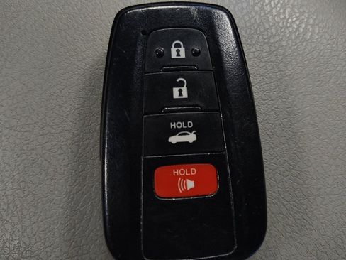 Used 2020 Toyota Camry LE image 32