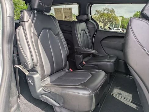 Used 2023 Chrysler Pacifica Touring-L w/ S Appearance Package image 12