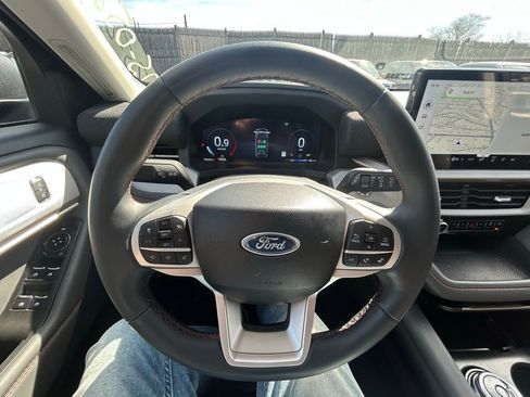 Used 2025 Ford Explorer Active AWD/4WD image 14