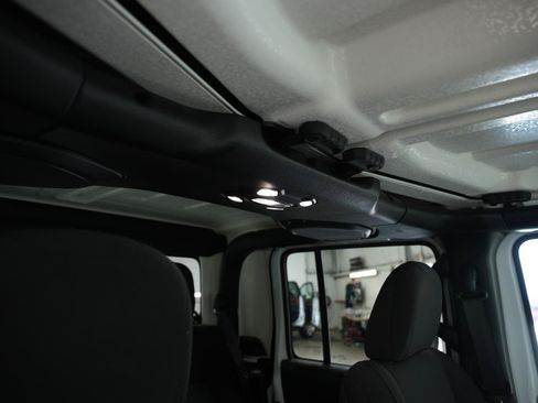 Used 2023 Jeep Gladiator Sport AWD/4WD image 19