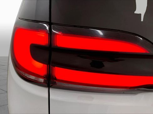 Used 2024 Chrysler Pacifica Touring-L FWD image 28