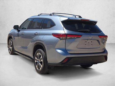 Used 2021 Toyota Highlander XLE FWD image 8
