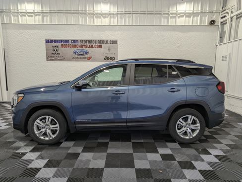 Used 2024 GMC Terrain SLE w/ Driver Convenience Package AWD/4WD image 2