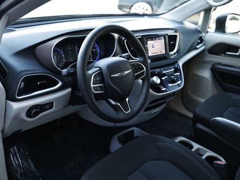 Used 2022 Chrysler Voyager LX image 17