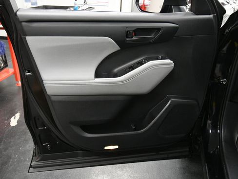 Certified 2024 Toyota Highlander LE image 12