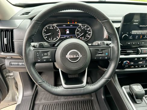 Used 2022 Nissan Pathfinder SL w/ SL Black Package FWD image 14