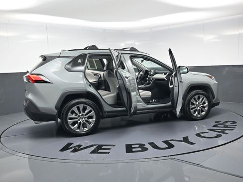 Used 2021 Toyota RAV4 XLE Premium image 25