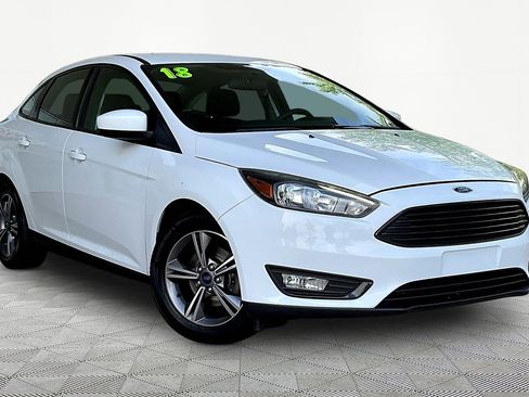 Used 2018 Ford Focus SE w/ SE Appearance Package FWD image 3