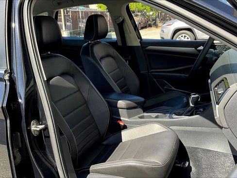 Used 2022 Volkswagen Jetta SE w/ Panoramic Sunroof Package image 6