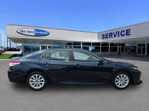 Used 2018 Toyota Camry LE FWD image 9