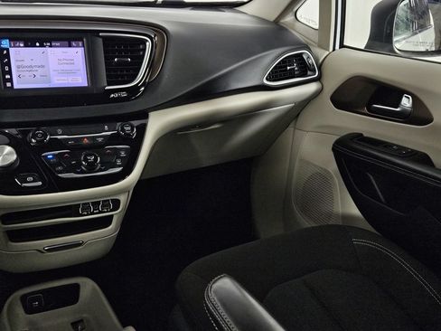 Used 2022 Chrysler Voyager LX FWD image 10