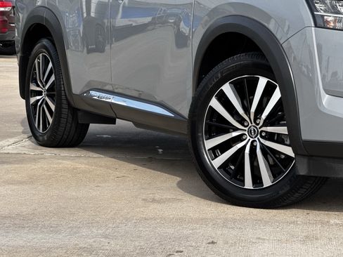 Used 2023 Nissan Pathfinder Platinum image 12