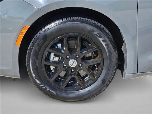Used 2023 Chrysler Pacifica Touring-L FWD image 21