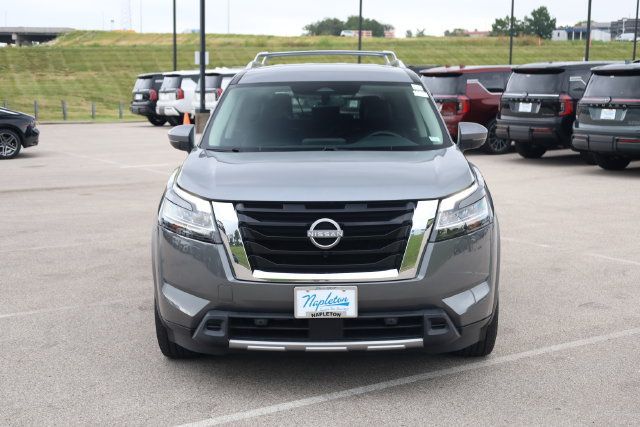 Used 2024 Nissan Pathfinder SL AWD/4WD image 2