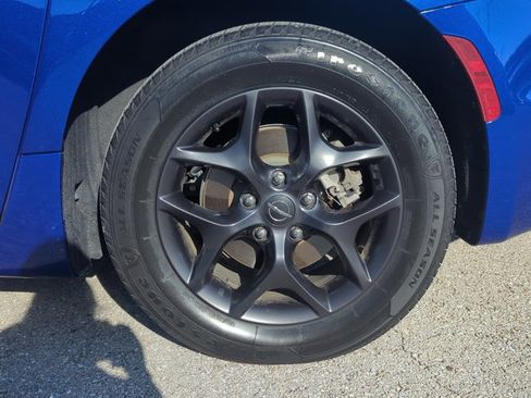 Used 2018 Chrysler Pacifica Touring-L image 7