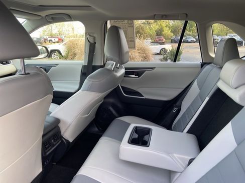 Used 2022 Toyota RAV4 XLE Premium image 17