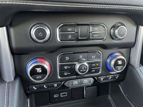 Used 2024 GMC Yukon XL SLT w/ SLT Luxury Package image 26