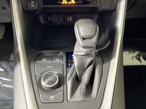 Used 2025 Toyota RAV4 LE AWD/4WD image 23