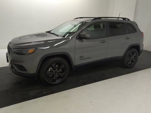 Used 2021 Jeep Cherokee Latitude AWD/4WD image 2